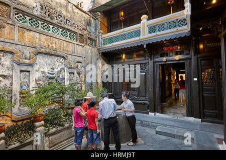 Touristen mit lokalen Führern im offenen Innenhof des Alten Hauses von Tan Ky. Hoi An Ancient Town, Quang Nam Provinz, Vietnam. Stockfoto