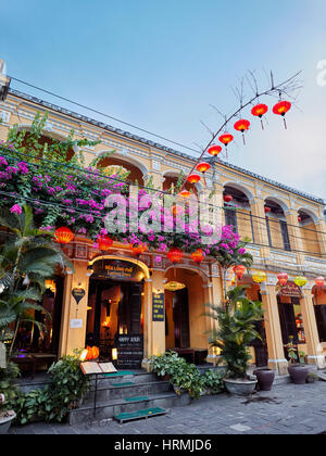 Altes Gebäude mit Girlande von Laternen in der alten Stadt Hoi An. Hoi An, Provinz Quang Nam, Vietnam. Stockfoto