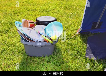 Schmutzige Teller und Schüsseln auf einem Campingplatz, die darauf warten, angespült werden Stockfoto