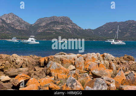 Boote in Coles Bay, Tasmanien, Australien mit der Gefahr Bergen im Hintergrund Stockfoto