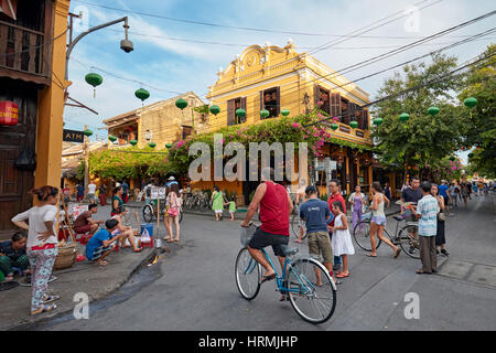 Street Scene in der alten Stadt Hoi An. Hoi An, Provinz Quang Nam, Vietnam. Stockfoto