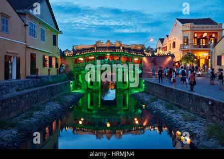 Blick auf die japanische überdachte Brücke, hell erleuchtet in der Dämmerung. Alte Stadt Hoi An, Provinz Quang Nam, Vietnam. Stockfoto