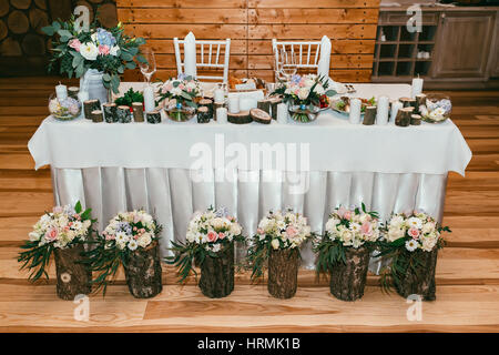 Hochzeit weißen Tisch mit weißen Stühlen im Raum aus Holz Luxus für Hochzeitsessen serviert Stockfoto