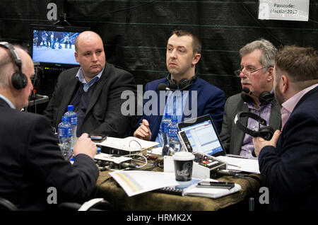 Gäste des BBC Radio Kerzbehälter Programm "Talk Back" (von links nach rechts) ehemalige Ulster Unionist Party Gesundheit Münster Michael McGimpsey, Ex-DUP MLA David McIlveen, ehemalige MLA Daithi McKay und pensionierte SDLP MLA Alban Maginness, mit Moderator William Crawley, auf die Anzahl der wichtigsten Belfast Stadtzentrum, Titanic Exhibition Centre, während Wahl Graf Personal Stimmzettel während Nordirland Versammlung Wahl zählen. Stockfoto