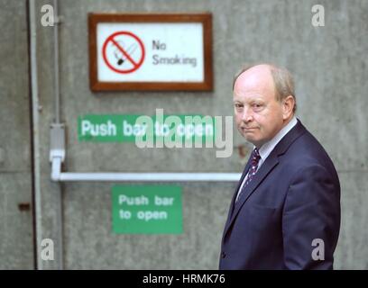 TÜV-Anführer Jim Allister an der sieben Türme Leisure Centre, Ballymena, als zählen weiterhin in Nordirland Versammlung Wahl. Stockfoto