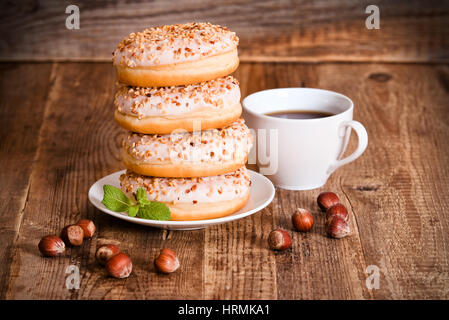 Süße Krapfen mit Streuseln. Stockfoto