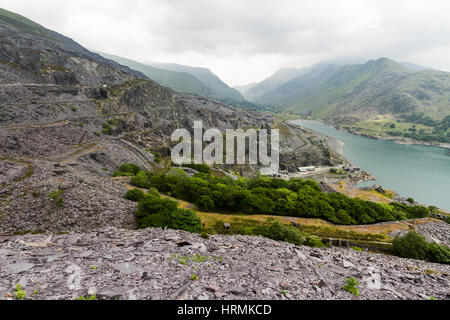 Blick vom oberen Dinorwig-Schiefer-Steinbruch über Llyn Padarn, Llanberis und Nant Peris-Pass. Stockfoto