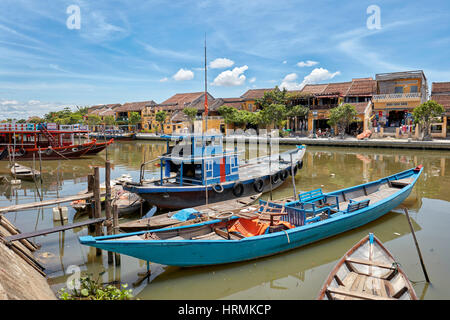 Traditionelle hölzerne Boote auf dem Thu Bon Fluss vertäut. Hoi An Ancient Town, Quang Nam Provinz, Vietnam. Stockfoto