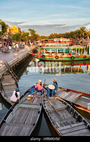 Vietnamesische Frauen sitzen auf ihren Booten, die zusammen auf dem Fluss Thu Bon in Hoi an Ancient Town liegen. Hoi An, Provinz Quang Nam, Vietnam. Stockfoto