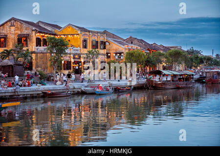 Blick auf Hoi An Ancient Town und Thu Bon Fluss in der Abenddämmerung. Provinz Quang Nam, Vietnam. Stockfoto