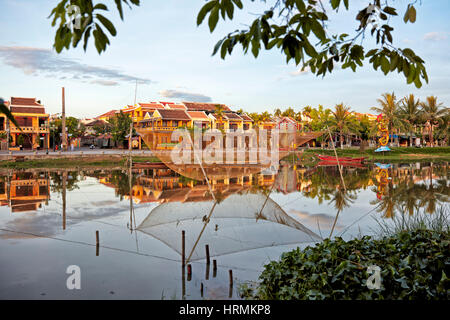 Stationäre Aufzug Fischernetz am Thu Bon Fluss. Hoi, Provinz Quang Nam, Vietnam. Stockfoto