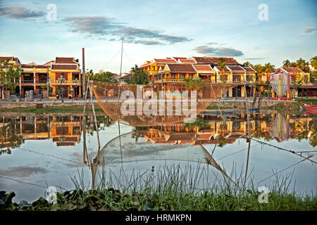 Stationäre Aufzug Fischernetz am Thu Bon Fluss. Hoi, Provinz Quang Nam, Vietnam. Stockfoto