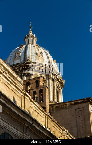 Kuppel der Basilika di Sant Delle Fratte mit Glocken. Rom, Italien. Stockfoto