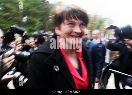 Arlene Foster, Führer der Democratic Unionist Party, kommt in Omagh Graf Zentrum wo zählen Mitarbeiter Stimmzettel in Nordirland Versammlung Wahl. Stockfoto