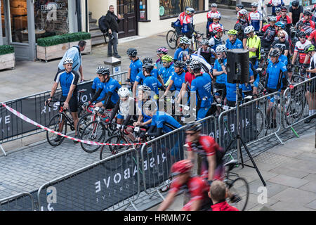 Chester Triathlon Club zunächst einmal auf das steigen über sportliche Stockfoto