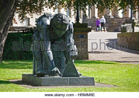 Eduardo Paolozzi's Bronze Skulptur 'Master of the Universe' in der Galerie der Modernen Kunst Zwei, Edinburgh Stockfoto