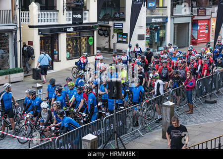 Chester Triathlon Club zunächst einmal auf das steigen über sportliche Stockfoto