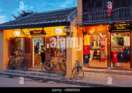 Alte Häuser in Hoi An Ancient Town in der Abenddämmerung. Provinz Quang Nam, Vietnam. Stockfoto