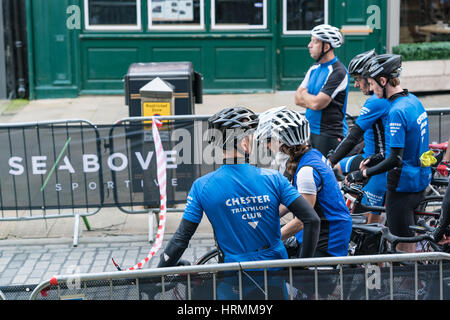 Chester Triathlon Club zunächst einmal auf das steigen über sportliche Stockfoto