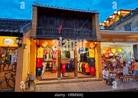 Alte Häuser in Hoi An Ancient Town in der Abenddämmerung. Provinz Quang Nam, Vietnam. Stockfoto