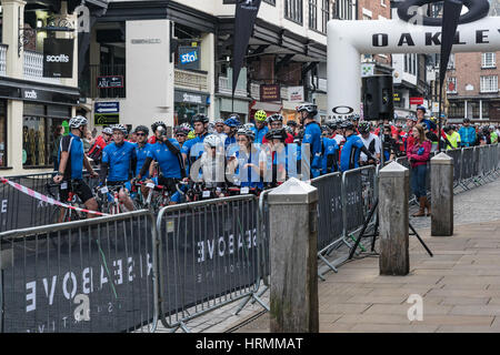 Chester Triathlon Club zunächst einmal auf das steigen über sportliche Stockfoto