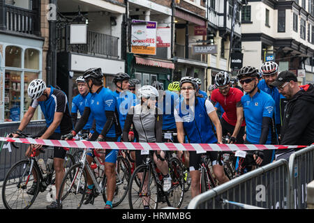 Chester Triathlon Club zunächst einmal auf das steigen über sportliche Stockfoto