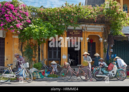 Lokale Frucht Anbieter und deren Kunden, die ihre tägliche Arbeit in der alten Stadt Hoi An. Die Provinz Quang Nam, Vietnam. Stockfoto