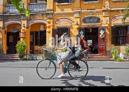 Touristen auf dem Fahrrad in Hoi An Ancient Town. Provinz Quang Nam, Vietnam. Stockfoto