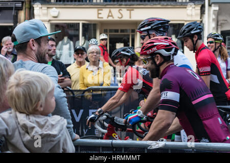 Mark Cavendish beginnt Teilnehmer in seinem steigen über sportliche Stockfoto