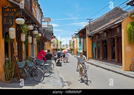 Straßenszene in Hoi An Ancient Town. Provinz Quang Nam, Vietnam. Stockfoto