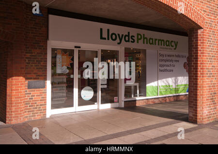 Außen vor Haupteingang zu Lloyds Pharmacy Horley Surrey England UK Stockfoto