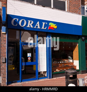 Außen vor Haupteingang an Korallen Buchmacher Wetten Office Shop Horley Surrey England UK Stockfoto