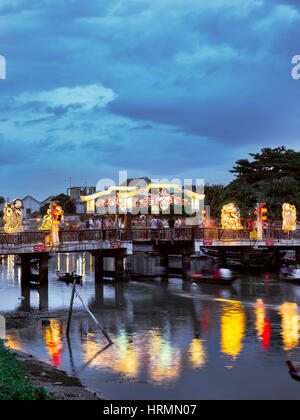 CAU An Hoi-Brücke bei Einbruch der Dunkelheit beleuchtet. Hoi an eine alte Stadt, Provinz Quang Nam, Vietnam. Stockfoto