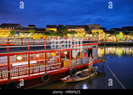 Boote am Thu Bon Fluss in der Abenddämmerung. Hoi an eine alte Stadt, Provinz Quang Nam, Vietnam. Stockfoto