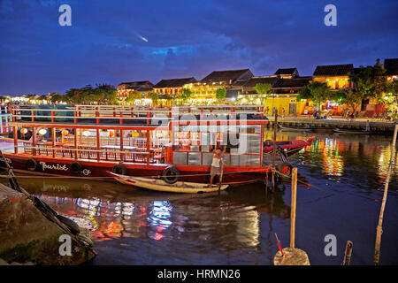 Boote auf dem Fluss Thu Bon, beleuchtet in der Dämmerung. Alte Stadt Hoi An, Provinz Quang Nam, Vietnam. Stockfoto