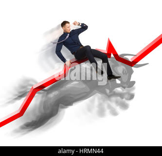 Unternehmer ist auf dem Sprung Bullen auf roten Aufwärtstrend Richtungslinie auf Hintergrund der Grafik des Fonds.  Aktiver Verkauf im bullish Marktkonzept. Stockfoto