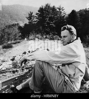 Evangelist Billy Graham entspannen in seiner Heimat in Montreat, North Carolina Berghang wenige Tage vor seiner evangelistischen Kreuzzug in New York City am 15. Mai 1957. Stockfoto