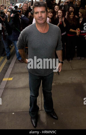 Britain Got Talent Castings an der Manchester Opera House. Januar 2010. Simon Cowell kommt Stockfoto