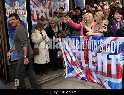 Britain Got Talent Castings an der Manchester Opera House. Januar 2010. Simon Cowell kommt Stockfoto
