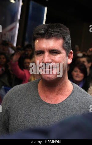Britain Got Talent Castings an der Manchester Opera House. Januar 2010. Simon Cowell kommt Stockfoto