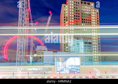 LONDON - AUGUST 2016: Dies ist ein neues Mehrfamilienhaus Baugebiet in Waterloo durch die Themse und mit Blick auf das London Eye am August 11 t Stockfoto