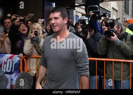 Britain Got Talent Castings an der Manchester Opera House. Januar 2010. Simon Cowell kommt Stockfoto