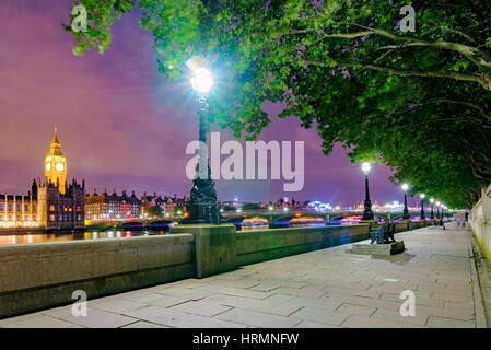 Riverside-Pfad in der Nacht mit Blick auf London Stockfoto