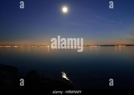 Vollmond und Sterne über Meer "Weichzeichner" Stockfoto