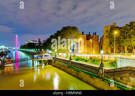 Riverside Blick auf London in der Nacht von lambeth bridge Stockfoto