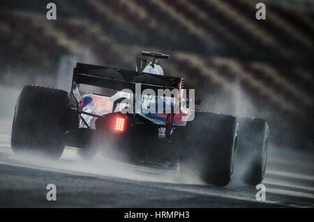 Barcelona, Spanien. 2. März 2017. DANIIL KVYAT (RUS) nimmt auf der nassen Strecke tagsüber 4 Formel1 Tests am Circuit de Catalunya Credit: Matthias Oesterle/ZUMA Draht/Alamy Live News Stockfoto