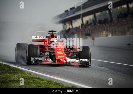 Barcelona, Spanien. 2. März 2017. KIMI RÄIKKÖNEN (FIN) fährt in seinem Ferrari-SF70H auf der nassen Strecke tagsüber 4 Formel1 Tests am Circuit de Catalunya Credit: Matthias Oesterle/ZUMA Draht/Alamy Live News Stockfoto