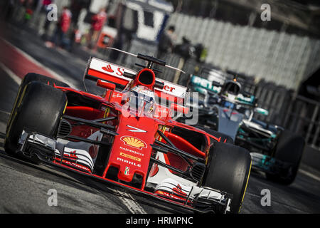 Barcelona, Spanien. 2. März 2017. KIMI RÄIKKÖNEN (FIN) nimmt in seinem Ferrari-SF70H auf der nassen Strecke, gefolgt von VALTTERI BOTTAS (FIN) => Mercedes 77 tagsüber 4 Formel1 Tests am Circuit de Catalunya Credit: Matthias Oesterle/ZUMA Draht/Alamy Live News Stockfoto