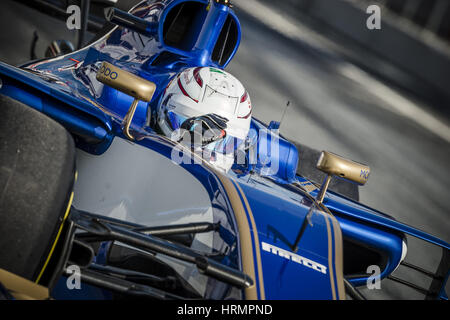 Barcelona, Spanien. 2. März 2017. ANTONIO GIOVINAZZI (ITA) nimmt in seinem Sauber C36-Ferrari auf der nassen Strecke tagsüber 4 Formel1 Tests am Circuit de Catalunya Credit: Matthias Oesterle/ZUMA Draht/Alamy Live News Stockfoto