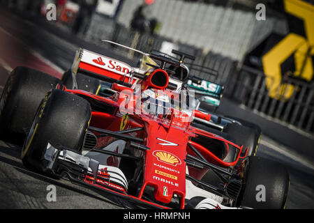 Barcelona, Spanien. 2. März 2017. KIMI RÄIKKÖNEN (FIN) nimmt in seinem Ferrari-SF70H auf der nassen Strecke, gefolgt von VALTTERI BOTTAS (FIN) => Mercedes 77 tagsüber 4 Formel1 Tests am Circuit de Catalunya Credit: Matthias Oesterle/ZUMA Draht/Alamy Live News Stockfoto